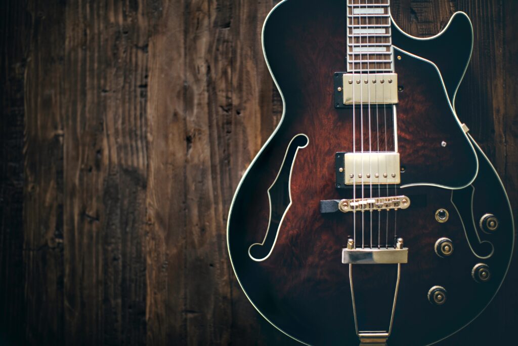 Semi-hollow body guitar